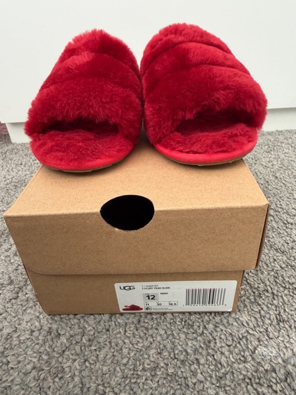 NWT Red UGG Fluff Yeah Slide